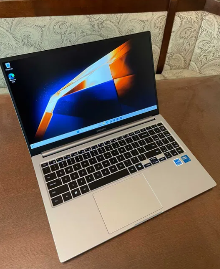 Ультрабук Samsung Galaxy Book4 / 15.6" (1920x1080) IPS / Intel Core 7 150U (10 (12) ядер по 4.0 - 5.4 GHz) / 16 GB DDR4 / 512 GB SSD / Intel Graphics / WebCam б/у - Фото 2 Ультрабук Samsung Galaxy Book4 / 15.6" (1920x1080) IPS / Intel Core 7 150U (10 (12) ядер по 4.0 - 5.4 GHz) / 16 GB DDR4 / 512 GB SSD / Intel Graphics / WebCam б/у - изображение 2