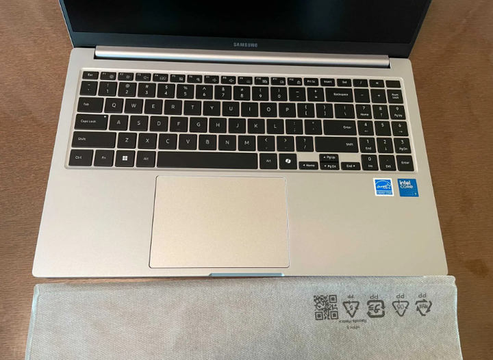 Ультрабук Samsung Galaxy Book4 / 15.6" (1920x1080) IPS / Intel Core 7 150U (10 (12) ядер по 4.0 - 5.4 GHz) / 16 GB DDR4 / 512 GB SSD / Intel Graphics / WebCam б/у - Фото 4 Ультрабук Samsung Galaxy Book4 / 15.6" (1920x1080) IPS / Intel Core 7 150U (10 (12) ядер по 4.0 - 5.4 GHz) / 16 GB DDR4 / 512 GB SSD / Intel Graphics / WebCam б/у - изображение 4