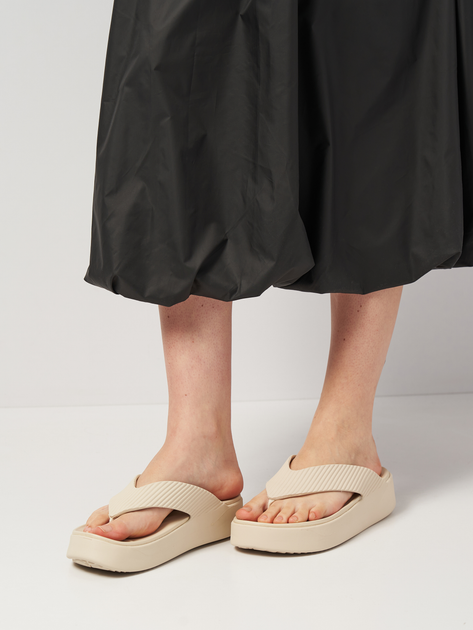 Женские вьетнамки для пляжа Crocs Getaway Groove Platform Flip Sdt 210700-0LH 41-42 (W10) 26 см Sandstone (196265882359) 
