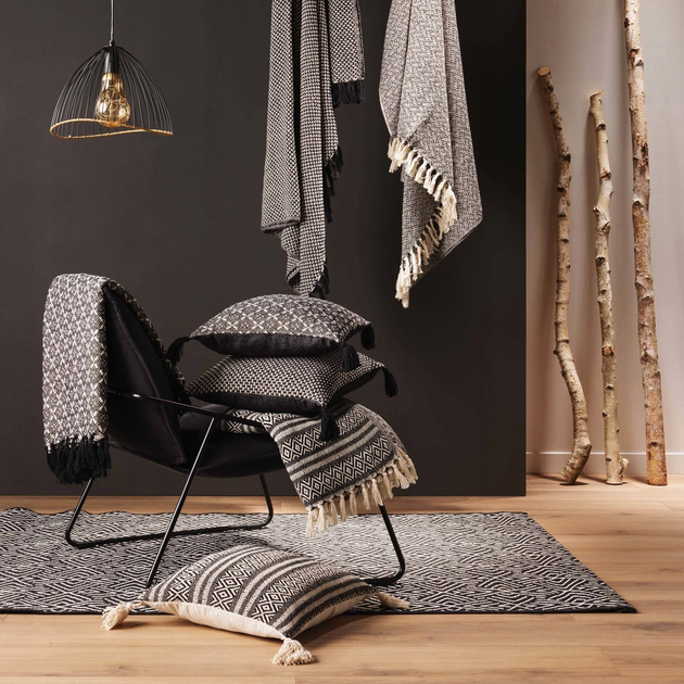 Декоративна подушка Douceur d'interieur Jennie бавовняна з бахромою 40 x 40 см (3574386120609) - зображення 4