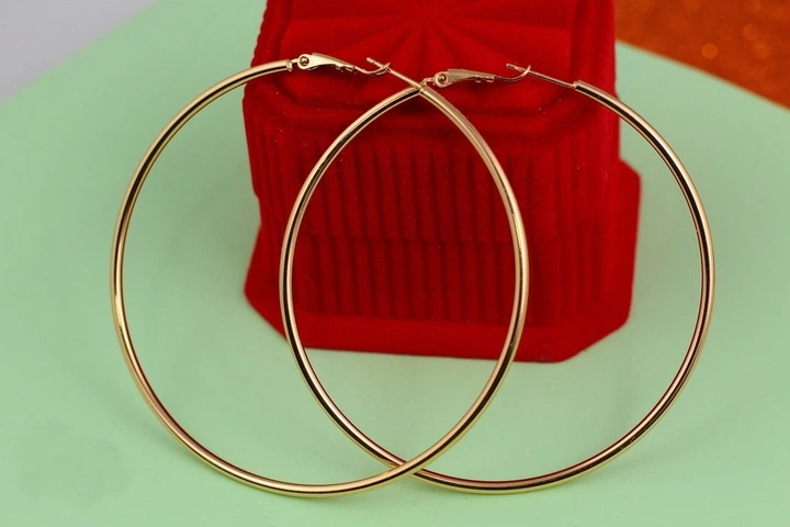 Сережки кільця Хuping Jewelry гладкі 8 см золотисті - Фото 1 Сережки кільця Хuping Jewelry гладкі 8 см золотисті - зображення 1