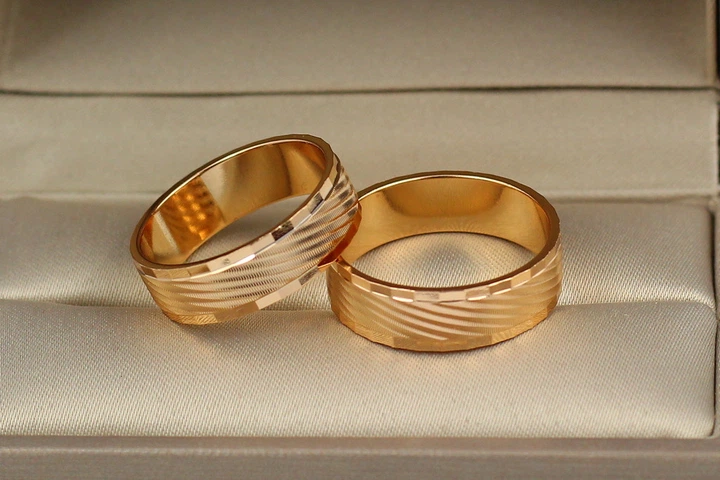 Обручальное кольцо Xuping Jewelry рисунок косая полоска 6 мм р 18 золотистое - изображение 2