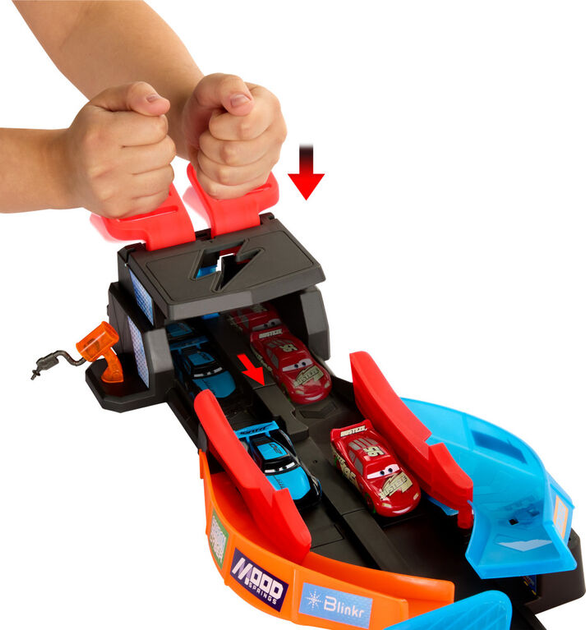 Zestaw do zabawy Disney Pixar Cars 2 samochody wyścigowe ze światłami i zwrotnicą z neonowym torem (HPD80) (194735156733) - obraz 3