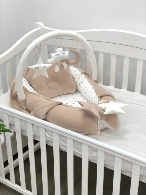 Кокон гнездышко для новорожденных Carus Textile сердечки 70*35 бежево-белый - Фото 1 Кокон гнездышко для новорожденных Carus Textile сердечки 70*35 бежево-белый - изображение 1