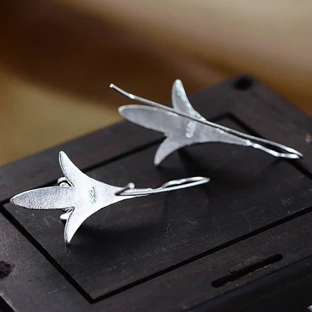 Довгі сережки у формі 3D квітки лілії сріблясті 4.5 см ручна робота - зображення 4