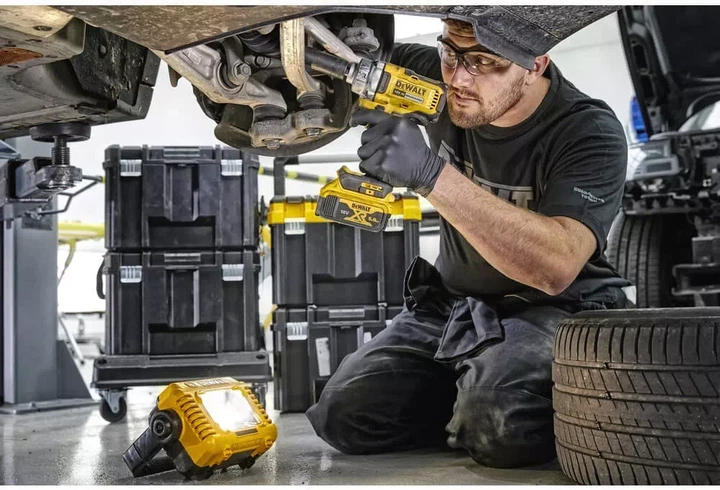 Професійний ліхтар DeWALT DCL077: 12/18V, без АКБ і ЗП - Фото 8 Професійний ліхтар DeWALT DCL077: 12/18V, без АКБ і ЗП - зображення 8