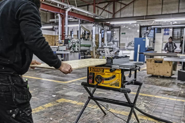 Професійна пила настільна мережева DeWALT DWE7492 : 2000 Вт, диск 250 мм - зображення 8