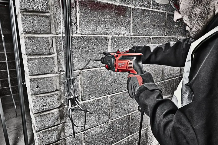 Професійний перфоратор 3-режимний SDS PLUS PH 26 T MILWAUKEE : 800Вт, SDS-plus, 2,4 Дж, 4500 уд/хв, 1500 об/хв - Фото 8 Професійний перфоратор 3-режимний SDS PLUS PH 26 T MILWAUKEE : 800Вт, SDS-plus, 2,4 Дж, 4500 уд/хв, 1500 об/хв - зображення 8