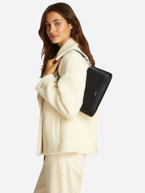 Torebka crossbody damska Calvin Klein K60K612805-BEH Czarna (8721107062556) - obraz 2