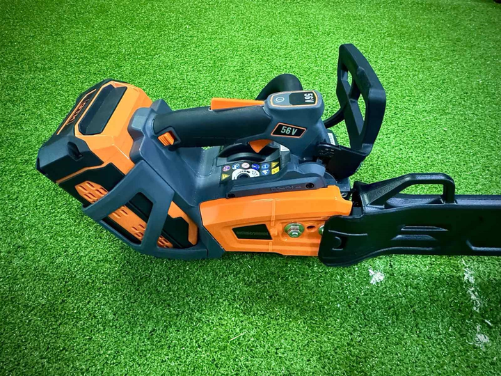 Пила цепная акуммуляторная GTM CSTH56/1800BL KIT 56 В шина 35 см цепь 3/8P 11 мм 25 Ач + зарядное устройство (CSTH56/1800BL_KIT) - изображение 13