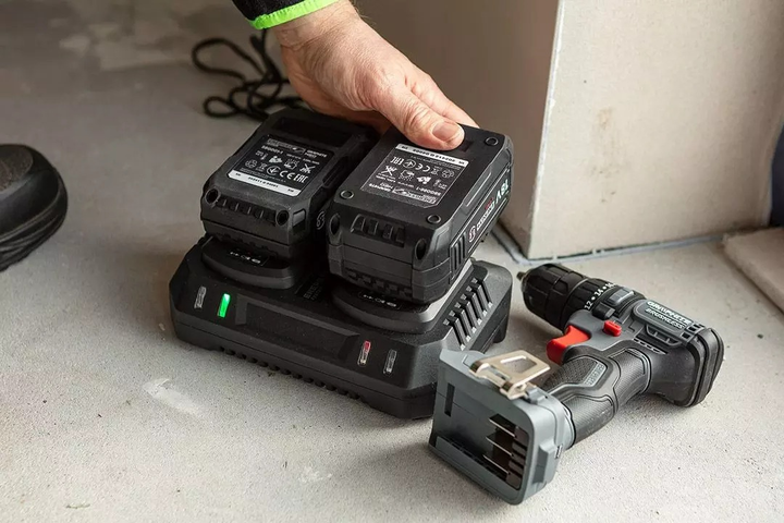 Зарядний пристрій подвійний для акумуляторів Graphite Energy+ 230V 58G085-1 (5902062996749) - зображення 10