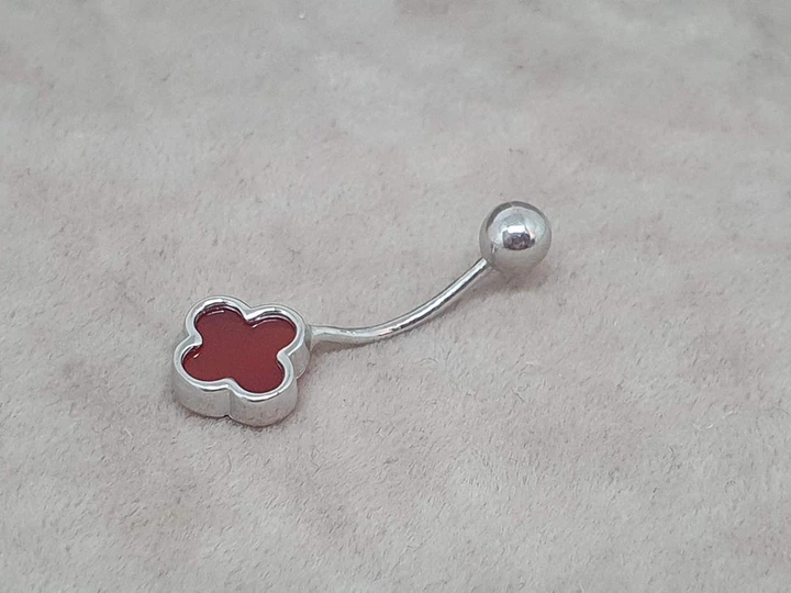 Серебряная серьга для пирсинга пупка Клевер с красным гранатом. 6026.4 - Фото 2 Серебряная серьга для пирсинга пупка Клевер с красным гранатом. 6026.4 - изображение 2