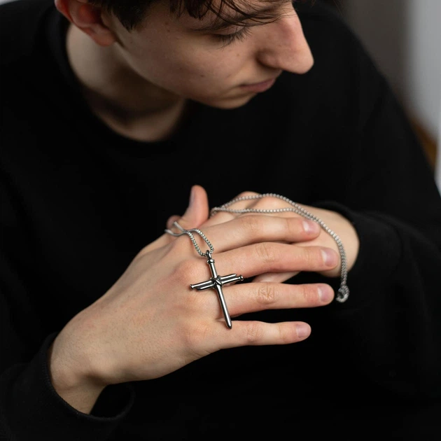 Чоловічий кулон на шию з нержавіючої сталі "Nail Cross" - Фото 5 Чоловічий кулон на шию з нержавіючої сталі "Nail Cross" - зображення 5