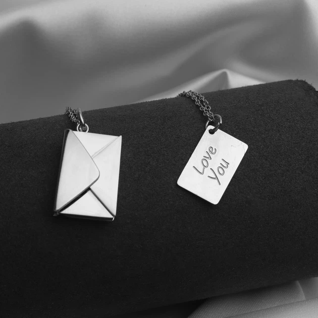 Парні кулони для закоханих на шию з нержавіючої сталі "Letter of love" - Фото 1 Парні кулони для закоханих на шию з нержавіючої сталі "Letter of love" - зображення 1