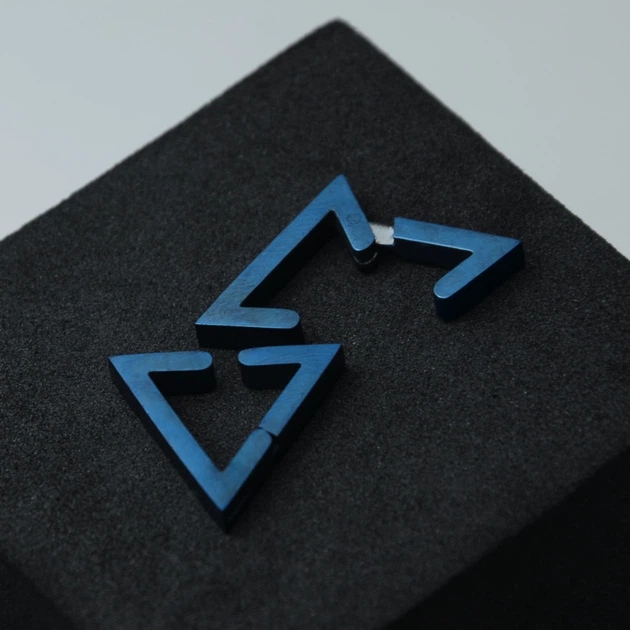 Серьги-Кафф из нержавеющей стали "Triangle Blue" (Пара) - Фото 3 Серьги-Кафф из нержавеющей стали "Triangle Blue" (Пара) - изображение 3