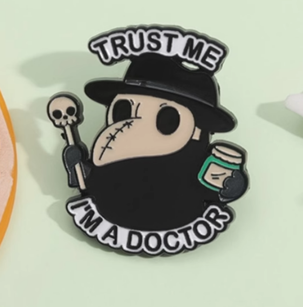 Значок металлический с чумным доктором Trust me I'm a Doctor - Фото 2 Значок металлический с чумным доктором Trust me I'm a Doctor - изображение 2