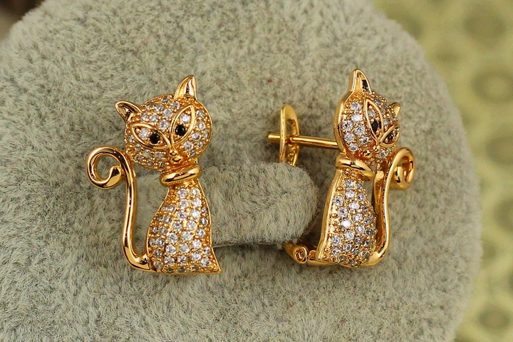 Сережки Xuping Jewelry котики з дрібними фіантітами 2 см золотисті - зображення 2