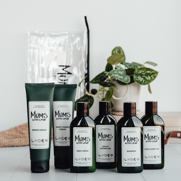 Zestaw kosmetyków do pielęgnacji Mums With Love Starter Set Szampon 100 ml +  Krem do ciała 100 ml + Żel pod prysznic 100 ml + Balsam do ciała 100 ml + Olejek do ciała 100 ml + Krem do twarzy 100 ml (5707761412053) - obraz 4
