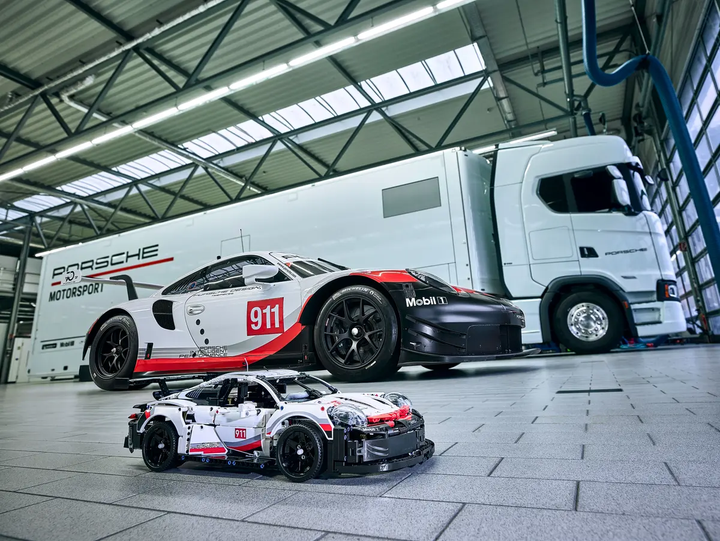 Конструктор спорткар PORSCHE 911 RSR гоночная машина 1580 детали (42096) - изображение 9
