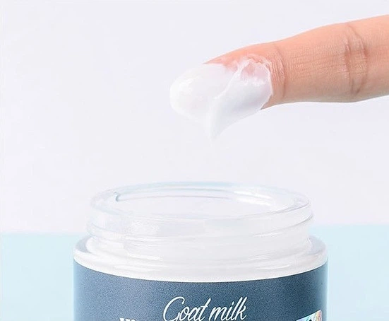 Отбеливающий крем для лица с экстрактом козьего молока Jigott Goat Milk Whitening Cream 70 ml - изображение 2