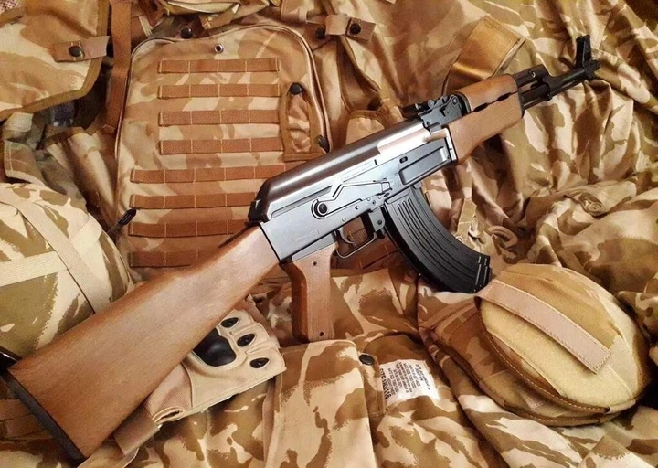 Дитячий Автомат Калашнікова АК-47 Cyma 1093 на кульках 6 мм, 87 см, метал та пластик Коричневий - Фото 1 Дитячий Автомат Калашнікова АК-47 Cyma 1093 на кульках 6 мм, 87 см, метал та пластик Коричневий - зображення 1