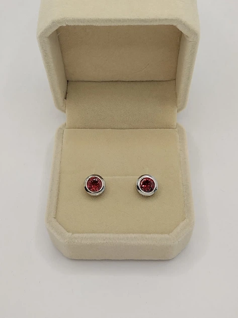 Набір прикрас у стилі мінімалізм "Диски рубін у сріблі" сережки та кольє з цирконами Fashion Jewelry упакований у оксамитову коробочку (16281) - зображення 6