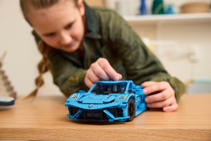 Конструктор LEGO Technic Chevrolet Corvette Stingray Синій 732 елементи (42217) - зображення 14