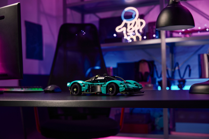 Klocki konstrukcyjne LEGO Technic Aston Martin Valkyrie 707 elementów (42208) - obraz 13