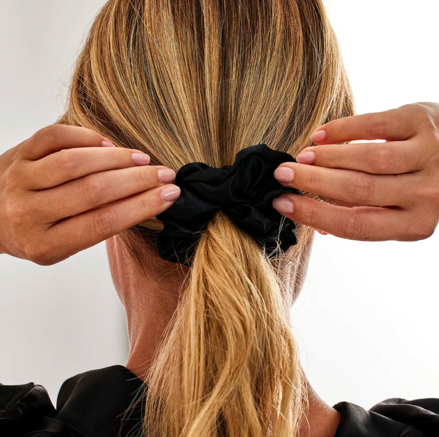 Гумка для волосся Philip B. Smooth Scrunchies чорна 1 шт (850014170585) - зображення 3