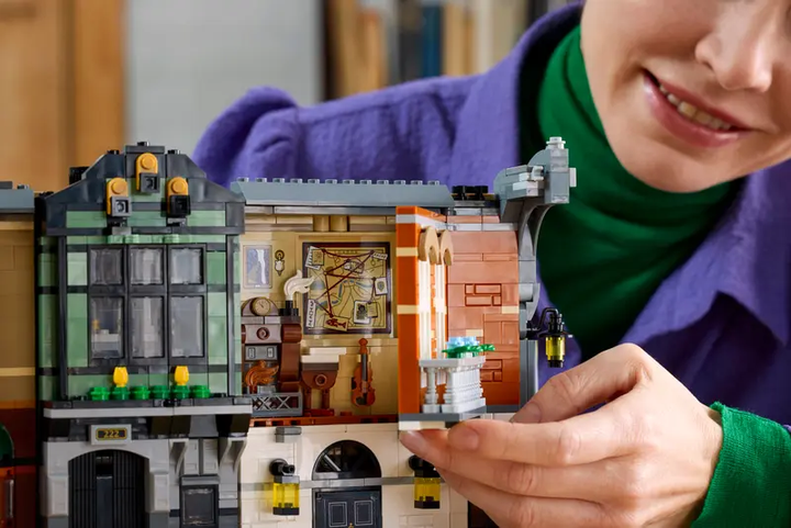 Конструктор LEGO Icons Шерлок Холмс: Книжковий куточок, 1359 ел. 10351 (5702017824475) - зображення 15