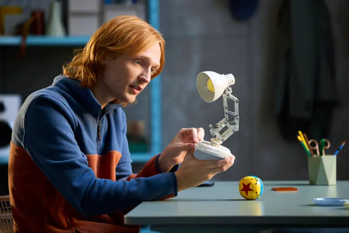 Zestaw klocków LEGO Ideas Disney Pixar Luxo Jr., 613 el. 21357 (5702017829241) - obraz 11