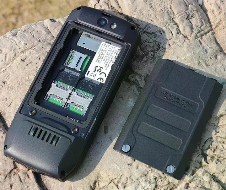 Захищений мобільний телефон RugGear RG150 3G IP68 Black - зображення 11