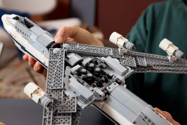 Zestaw klocków LEGO Icons Shuttle Carrier Aircraft 2417 elementów (10360) - obraz 10