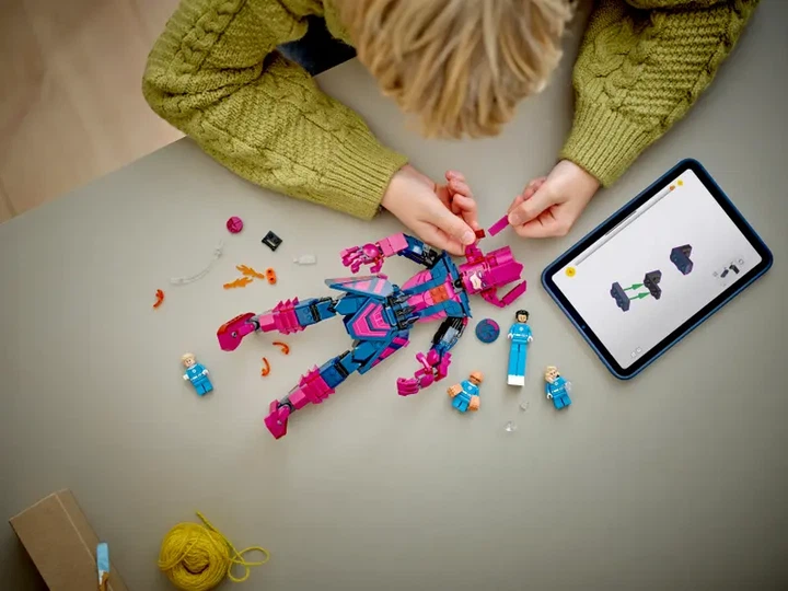 Конструктор LEGO Marvel Фигурка Фантастическая четвёрка против Галактуса 427 элементов (76316) - изображение 9