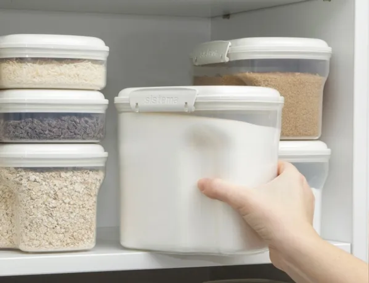 Кухонний контейнер для сипучих продуктів Sistema білий 2.4 л + мірний стакан (9414202012401) - зображення 3