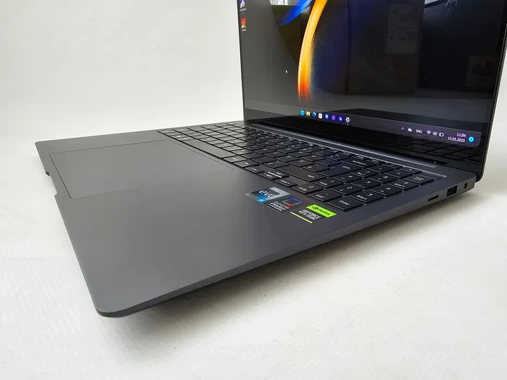 Ноутбук Samsung Galaxy Book3 Ultra I9 13900H/RTX 4070/RAM 16GB/AMOLED Б\В - зображення 3