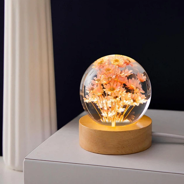 Настільний нічник з натуральною квіткою рожевою ромашкою Crystal Ball "Red daisy" у прозорій кулі - Фото 3 Настільний нічник з натуральною квіткою рожевою ромашкою Crystal Ball "Red daisy" у прозорій кулі - зображення 3