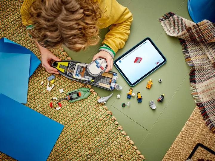 Zestaw klocków LEGO City Pościg łodzią policyjną 264 elementy (60456) - obraz 6