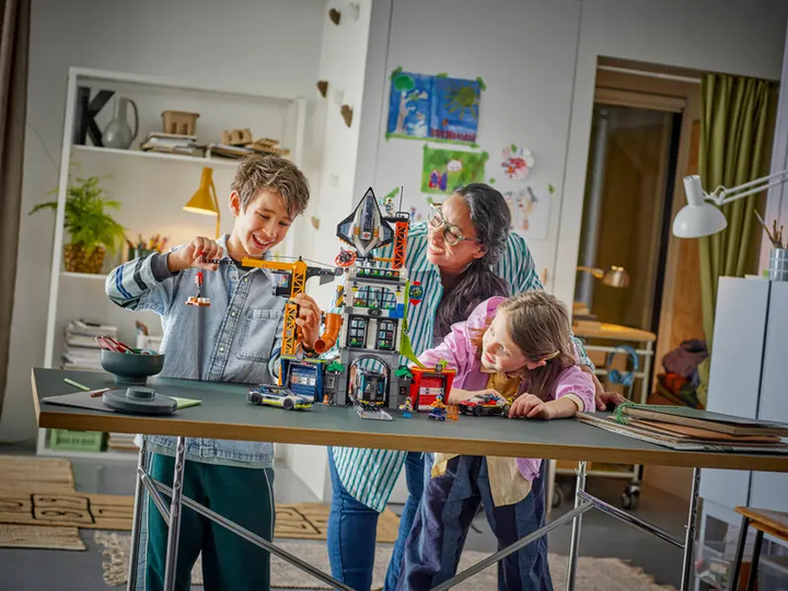 Zestaw klocków LEGO City Wieża City 1320 elementy (60473) - obraz 11