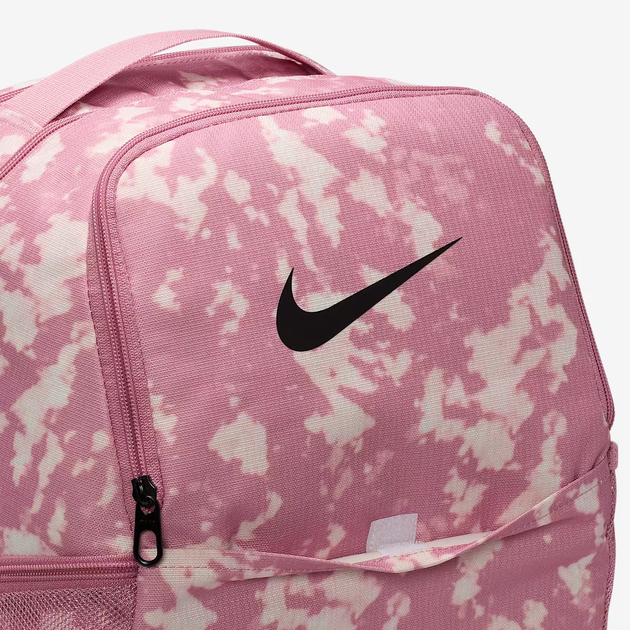 Рюкзак жіночий спортивний тканинний 24л вміщує формат А4 Nike Nk Brsla M Bkpk - 9.5 AOP HJ8244-699 Рожевий (197602784954) - зображення 7