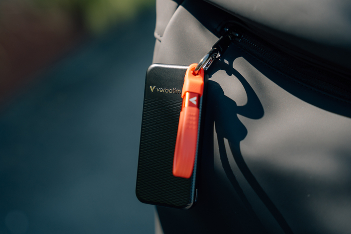 Dysk SSD Verbatim Pocket SSD 2TB USB 3.2 Gen Type-C Czarny-Czerwony (0023942321965) External - obraz 2