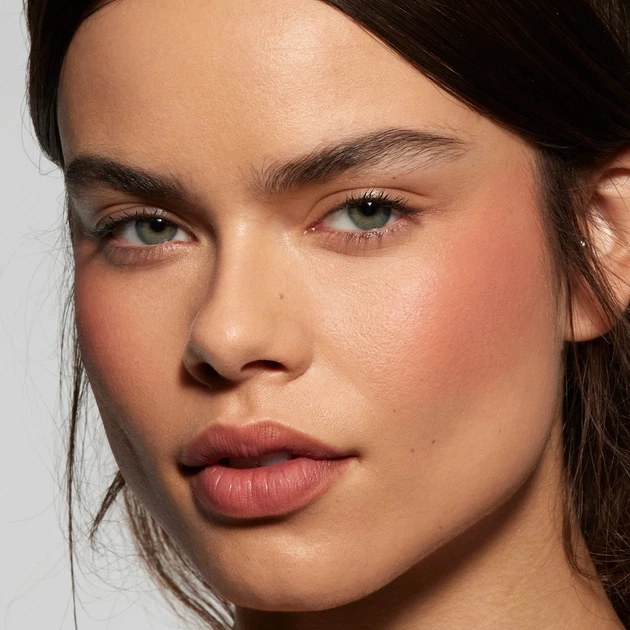 Румяна-тинт для губ та щек Kylie Cosmetics "Glow away" Lip & Cheek Blush Tint № 352 - изображение 3