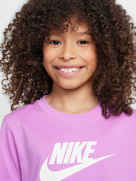 Koszulka młodzieżowa dla dziewczynki Nike G Nsw Tee Crop Futura Hbr FZ5548-532 137-147 M Jasnofioletowa (197602776232) - obraz 4