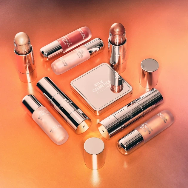 Хайлайтер-стик для лица и тела Kylie Cosmetics "Solar glow" Dewy Balm Stick Cosmic 2.0 Summer Makeup Collection - Фото 8 Хайлайтер-стик для лица и тела Kylie Cosmetics "Solar glow" Dewy Balm Stick Cosmic 2.0 Summer Makeup Collection - изображение 8