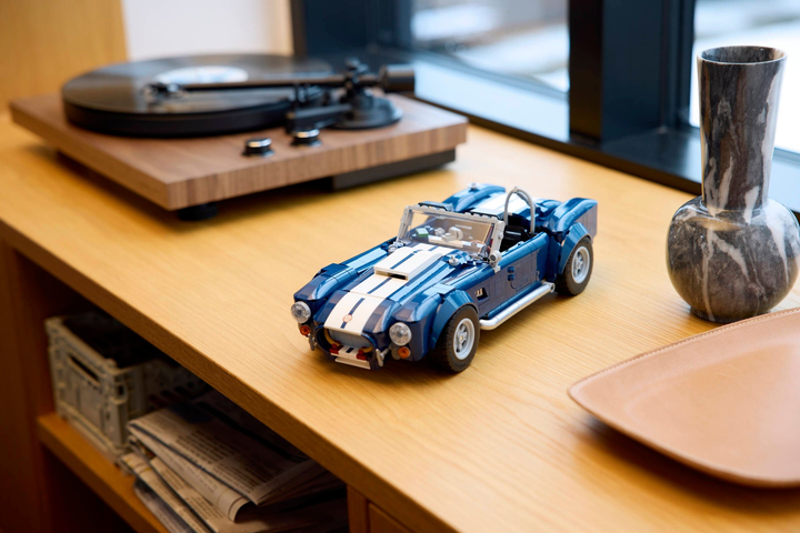 Конструктор LEGO Icons Shelby Cobra 427 S/C 1241 елемент (10357) - зображення 16