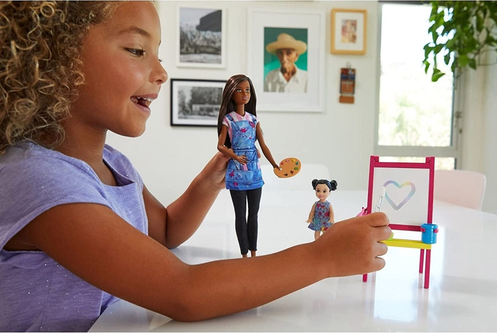 Lalka Mattel Barbie You Can Be Anything nauczycielka plastyki z uczennicą o ciemnej karnacji 30 cm GJM30 (887961813869) - obraz 4