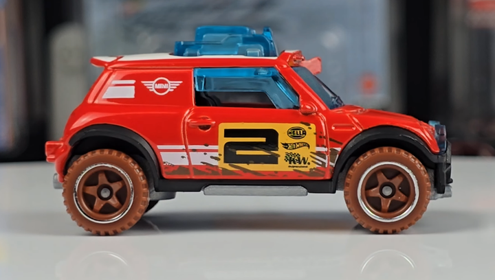 Машинка Базовая Hot Wheels Lil' Roar Mini Cooper Safari 1:64 HYW44