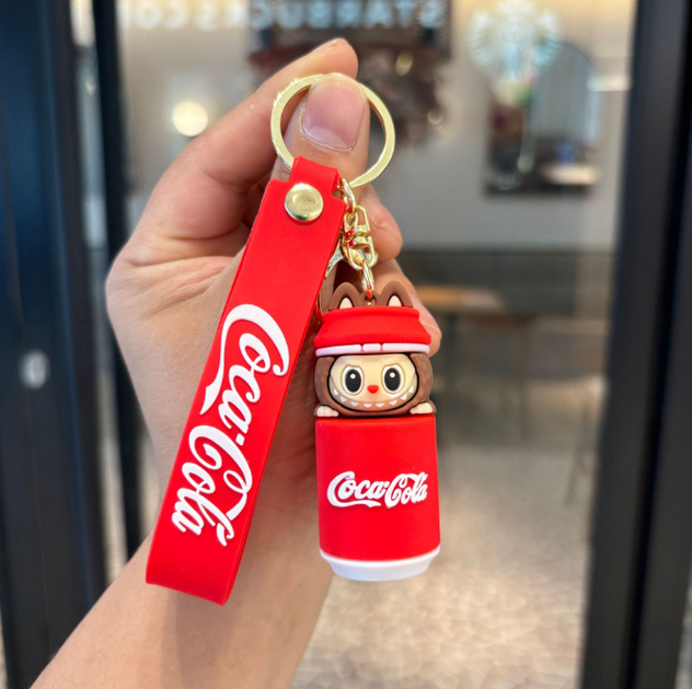 Брелок червоний силіконовий Лабубу Labubu Coca Cola на сумку рюкзак для ключів косплей (II) 34232 - Фото 1 Брелок червоний силіконовий Лабубу Labubu Coca Cola на сумку рюкзак для ключів косплей (II) 34232 - зображення 1