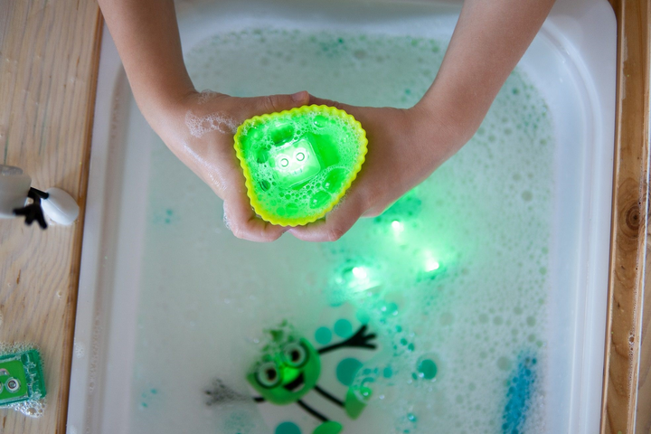 Kostki sensoryczne świecące w wodzie Glo Pals Light Up Cubes Pippa Zielone (0850016823144) - obraz 5