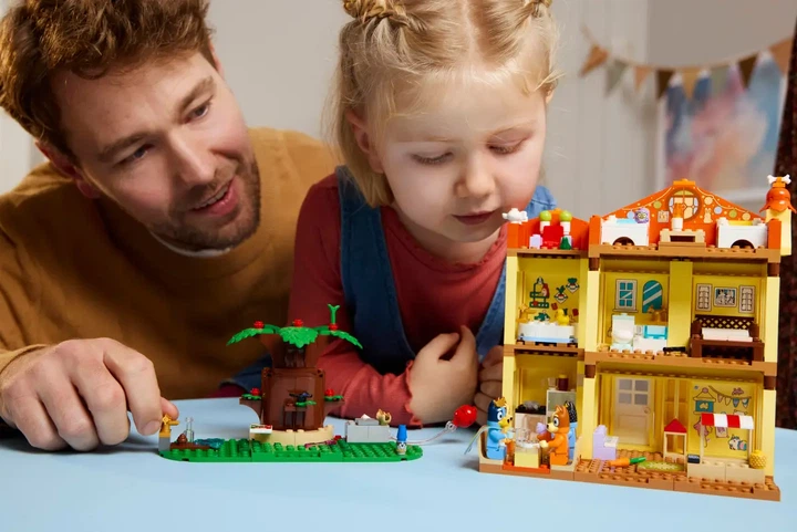 Конструктор LEGO Bluey Семейный дом Блуи 382 детали (11203) - Фото 4 Конструктор LEGO Bluey Семейный дом Блуи 382 детали (11203) - изображение 4